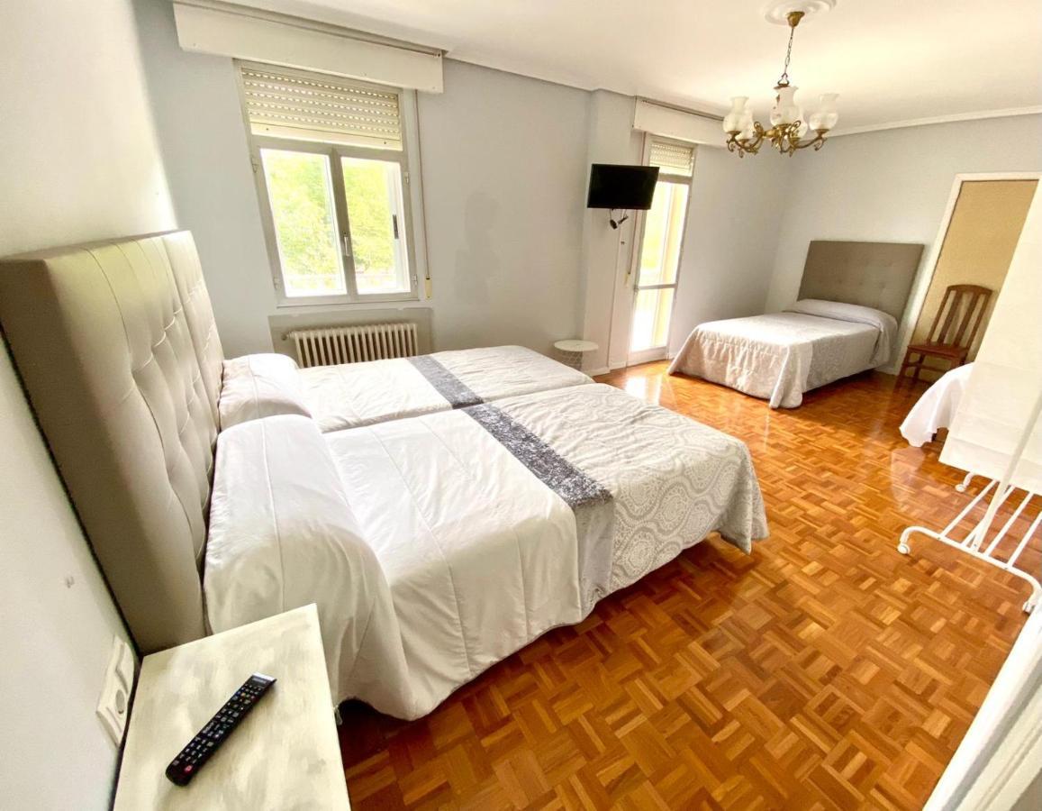 Garden Lodge Hostal Evencio Рибадавия Экстерьер фото